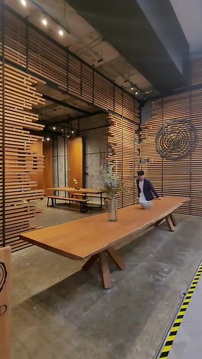 " พาเยี่ยมชมบรรยากาศโชว์รูมแบรนด์ WOODDEN เฟอร์นิเจอร์งานไม้สักแท้จากป...