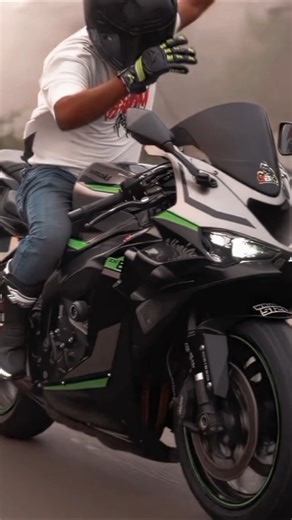 Kawasaki Ninja zx-6r leta hai to raste mein stunt karke bike ko chalata hai aur sabhi ko dikhata h