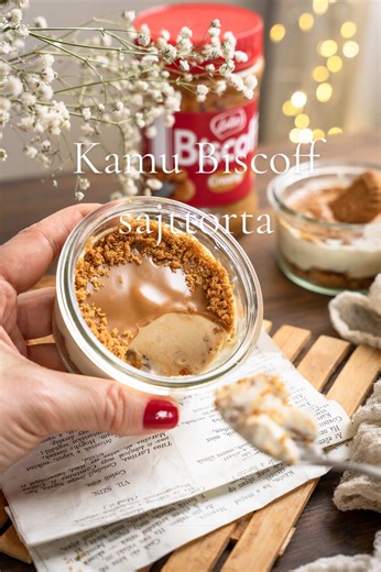 Szerintem ez a Lotus kekszes kamu #sajttorta túl sok magyarázatra nem szorul 🤷🏼‍♀️🤪😄 - igen, még mindig imádom a túrókrémes vonalat 😁 Továbbra is próbálok a visszafogott határokon belül maradni desszert témában: vagyis most a mascarponét quark túróra cseréltem, a tejszín pedig joghurtra. Persze, nem állítom azt, hogy olyan lesz mint egy hagyományosan készült sajttorta, de az az igazság hogy ez a nyomorult #Biscoff kekszkrém (ami annyira jó, hogy tényleg totálisan abbahagyhatatlan) olyan jól