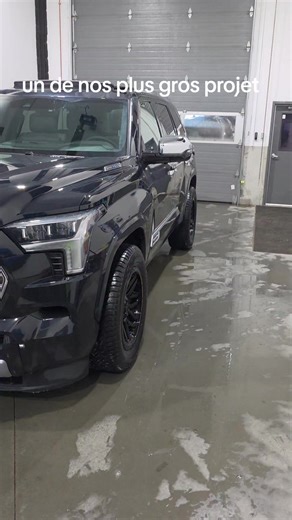 🔥 PROJET MAJEUR – Toyota Sequoia 2026 | Refonte audio complète 🔥 Quand on parle de zéro compromis, c’est exactement ce projet-là. Toyota Sequoia 2026 équipé du système JBL d’origine… 👉 On enlève tout. On recommence à neuf. 🔧 Étape 1 – Cerveau du système Installation d’un HELIX V-EIGHTEEN DSP • 18 canaux d’amplification • 20 canaux de DSP • Intégration parfaite avec l’architecture du véhicule • Contrôle total, précision chirurgicale 🪵 Étape 2 – Subwoofer sur mesure, design OEM Boîte 100 % cu