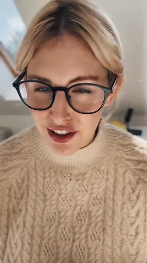 Dlaczego muzyka barokowa brzmi jakby była FAŁSZYWA? 🎻👀 To nie wina muzyków tylko kwestia stroju historycznego (np. A=415 zamiast 440 Hz) i dawnych temperacji. Nasze ucho, przyzwyczajone do idealnej, współczesnej intonacji, odbiera tę muzykę jako ‘nieczystą’. A to właśnie ten ‘fałsz’ sprawia, że muzyka ma tak wyjątkowy kolor, głębię i emocje ✨ A o tym co to te temperacje i inne ustrojstwa w kolejnych roleczkach. PS. To w dużym uproszczeniu, bo to nie wykład na muzykologii 😅 więc proszę o kultu