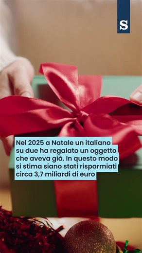 La Stampa on Instagram: "Aprire un pacchetto natalizio con l’emozione di quando si riceve qualcosa e sentire una sensazione di familiarità, perché quel maglione con le renne l’anno scorso l’hai regalato tu proprio alla persona che te lo sta restituendo. Detto in inglese perché «riciclare i regali» sembra far perdere glamour e magia natalizia allo scambio di doni, il «regifting» è stato definito dal Centro Studi di Confcooperative una tendenza «quasi compulsiva». La ricerca ha attestato che quest
