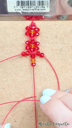Pulsera con flores tejidas en Macramé #pulseras #mentacoqueta #bisuteriacreativa #hechoamano #cursobisuteria #easydiy #tutorial #pulserasdehilo #manillas #brazaletes #manualidades #kinitting #bisuteria #macrametutorial #weave #pulserastejidas #pulserasparanovios #pulserasconflores