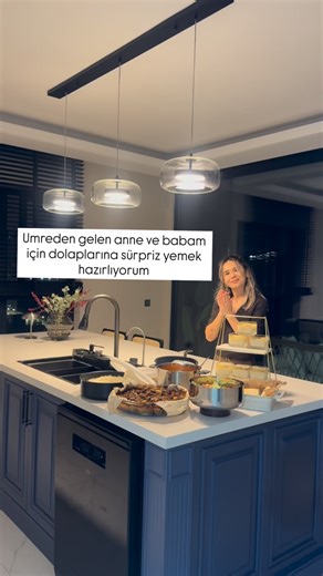 Burcu❣️ on Instagram: "Senden bu hazırlığı bekliyorum dediğin kızına yolla🙈😍 Yıllarca onlar bizi karşıladı,onlar bize yemek hazırladı.Bu yemeği kalabalık masamızda yemek isterdim ama bazen planlar değişebiliyor 🤍Günün sonunda benim onlara bir teşekkür yemeğim oldu bu hazırlık. Siz de bu menüyü ailenize Ramazan’da hazırlayabilirsiniz Menüde fırınağzı,arabaşı çorbası,pilav,fırın sütlaç ,salata ve salata vardı. Tam ölçü fırın sütlaç tarifim ise şu şekilde🤍 1 çay bardağı pirinci su su bardağı su