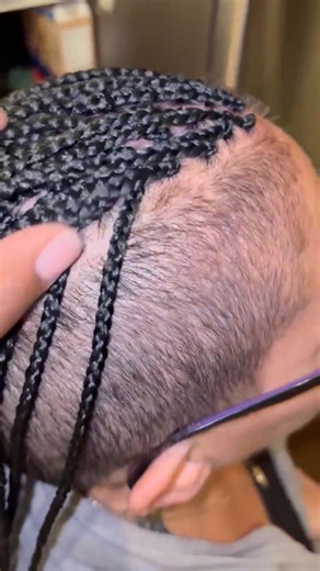 💫 Promo Tresses — parce qu’une nouvelle tête, ça fait toujours du bien! 💫 Ici, on tresse avec amour, rires et un soupçon de folie (et promis, zéro stress pendant la séance 😌). C’est le moment parfait de te faire belle sans te casser la tête — littéralement 😅 Les paquets ne sont pas inclus, mais la bonne ambiance, les fous rires, eux, le sont toujours 💕 Je t’accueille à Mascouche, ou je peux me déplacer pour un léger supplément 🚗✨ Passe voir mes photos et vidéos pour t’inspirer, et écris-mo