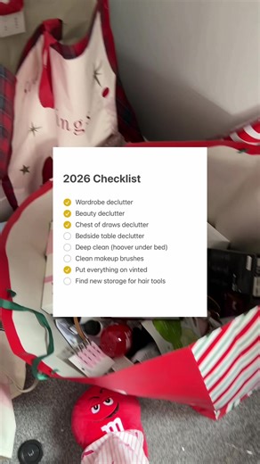 Shout out @SimpleSkincareUK I love you 😛 #simple #declutter #vanity