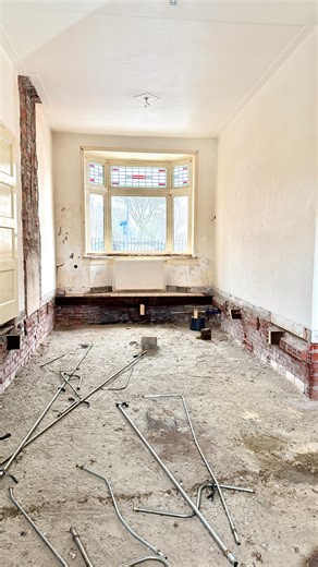 Klushuis in Groningen 🏡 on Instagram: "𝗞𝗹𝘂𝘀𝘂𝗽𝗱𝗮𝘁𝗲 𝗮𝗳𝗹𝗲𝘃𝗲𝗿𝗶𝗻𝗴 𝟱 ⚒️: Geen vloer, geen stromend water en geen cv. We zijn druk met de voorbereidingen voor het vernieuwde leidingwerk en elektra, voor het schuimbeton gestort wordt. Hopelijk kunnen we snel opbouwen, want het lijkt nu alsof we zitten in een aflevering van Help mijn man is Klusser. 😂 #klusupdate #klushuis #renoveren #jaren30"