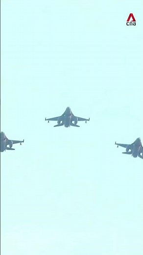 Majulah Singapura! Five F-16 jets perform a "Salute to the Nation" bomb burst at #NDP2022