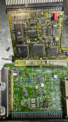 DRIFT | BMW | E30 on Instagram: "После установки перехода на Тоёта мапа(установка мапа, замена чипа, перепайки резистора, установки резистора температуры впуска) она перестала запускаться😅 Думали сначала что дело в пайке, но на старом чипе она начала запускаться🙂‍↔️ Чутка поспорив с продавцом и не доказав что дело в нем, он все таки отправил чип и все заработало! В начале хотелось оставить все на следующий год, но я собрался и продолжил собрать🙃"