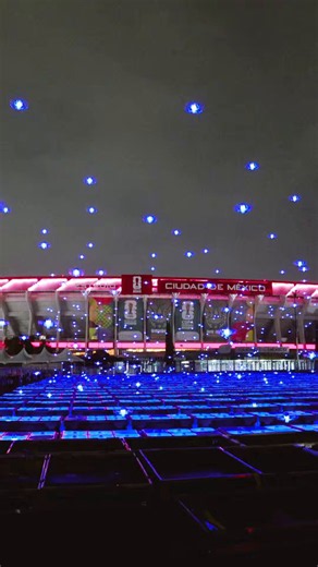 2026 FIFAワールドカップ開幕を祝う、メキシコシティ上空のドローンライトショーメキシコシティのエスタディオ・アステカ上空で、数百〜数千機のドローンが夜空に「2026 FIFA」の文字とワールドカップのトロフィー、カナダのメープルリーフ、メキシコを象徴するカラフルなジャガーや国旗、南アフリカの国旗などを次々と美しく描き出しました。幻想的で精密な光のショーが夜空を彩り、今日（6月11日）行われる開幕戦・メキシコ対南アフリカを華やかに盛り上げています。#FIFAWorldCup #NovaSkyStories