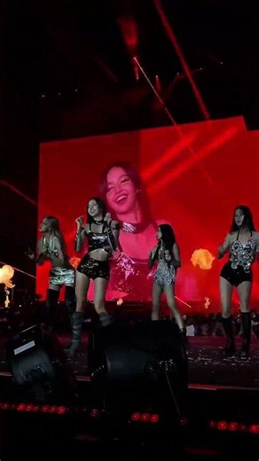 DDU-DU DDU-DU explodes on BORN PINK stage #jennie #blackpink #kpop #lisa #jisoo #rosé #concert