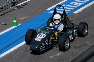 Une voiture de course électrique utilisant l'impression 3D
