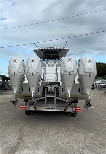 I see you looking! Twin Vee 400 GFX2 returns from sea trials. #twinvee #400gfx2 #powercat #centerconsole @twinvee #boatsales