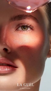 ✨ Odkryj moc peelingów chemicznych ✨ Marzysz o gładkiej, promiennej i odmłodzonej skórze? Peelingi chemiczne to jeden z najskuteczniejszych zabiegów w medycynie estetycznej, który: 💎 złuszcza martwy naskórek i wygładza strukturę skóry 💎 rozjaśnia przebarwienia i wyrównuje koloryt 💎 pobudza skórę do regeneracji i produkcji kolagenu 💎 redukuje drobne zmarszczki i niedoskonałości Efekt? Skóra staje się świeża, jędrna i pełna blasku już po pierwszych zabiegach! 🌿✨ W naszej Klinice dobieramy pee