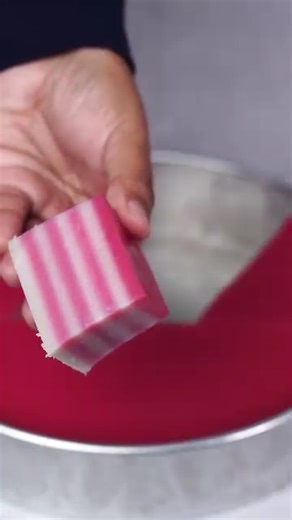 Hi semua, teringin pula rasa nak makan kuih yg lemak manis. Manja terbayang kuih lapis. Selain cantik berlapis merah dan putih , rasanya pun sedap. Best sangat kalau dapat makan waktu sarapan pagi dengan kopi secawan. Mudah sebenarnya nak buat. Bahan pun tak banyak. Jom masuk dapur. Resepi Kuih Lapis Bahan- bahan : 2 cawan tepung beras 1/2 cawan tepung gandum 1/2 cawan tepung jagung 3/4 cawan gula 1 sudu kecil garam 1 cawan santan 3 cawan air Perisa sirap/pewarna makanan merah Cara-cara : 1. Mas