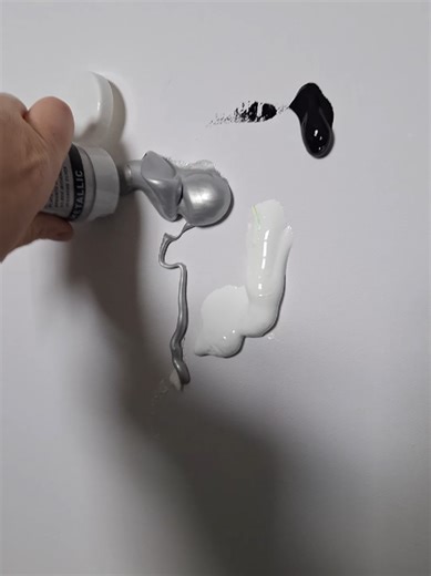Creating a 100 x 100 cm Canvas: First Layer Techniques