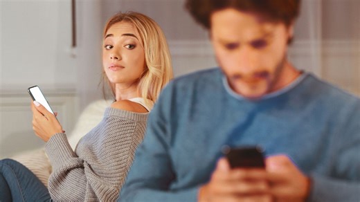 Est-ce que liker les photos d’un(e) ex, c’est tromper un peu ? - Psychologies.com