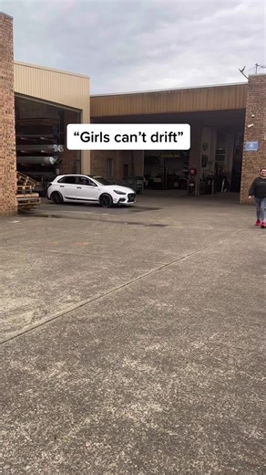 Impressive Hyundai i30 Drifting - Girls Breaking Stereotypes