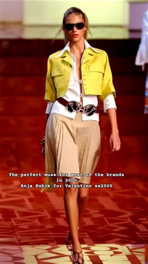 The perfect muse for most of the brands in 2000, Anja Rubik for Valentino ss2005 #anjarubik