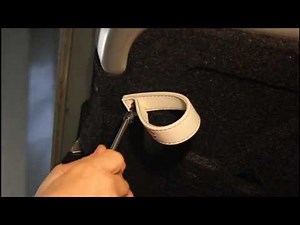 Assembly of the boot handle on the Fiat 500