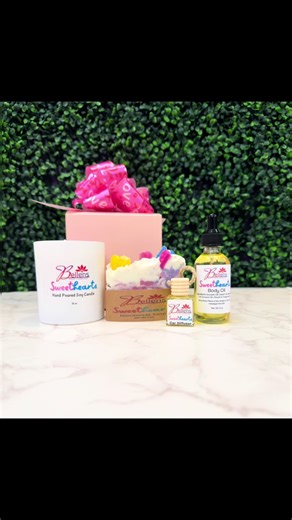 Our Valentine’s Day giftset is now available in store and online! 💖 Sweethearts smells like dazzling top notes of grapefruit, orange and fresh ozone. Mid notes include melon, apple and kiwi. Nuances of jasmine at the base. A wonderful scent that girls of all ages will love! Includes: A free Gift Box is included with your purchase. Sweethearts Natural Soap Bar Sweethearts Body Oil Sweethearts Hand Poured Candle #fyp #naturalskincare #vday #valentinesday