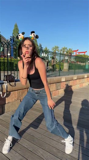 Party at Disneyland w/ Abby @kayla castro @tuchiquitobombon02 @yudy pulido #short #shorts #vinnivega