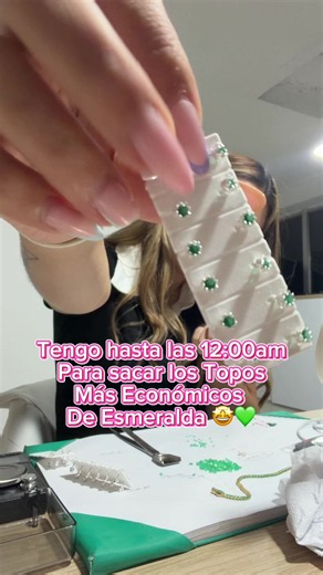 Esto es la alerta que estabas esperando🚨🚨🚨🚨 Ya vienen en camino las promos de Esmeralda💚💚 Iniciamos con los Topos con Rosca de seguridad y Esmeralda Natural en Plata 925 por solo $120.000✅ ya tenemos todos los diseños disponibles en nuestra página web y líneas de atención🔥 Próxima promo….. Cadenas de Esmeralda😉😉 Así que no olvides seguirnos 📲