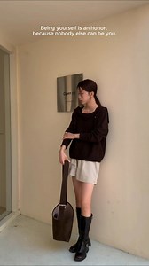 秋冬最需要這種溫柔又有型的毛衣啦✨ https://harper-co.com/edenV 經典小金牌＋翻領，細節感直接點滿！ 杏色溫柔、摩卡慕斯色顯白超好搭～ 材質親膚柔軟，穿一整天都舒服😌 單一尺寸但版型超修飾，不挑身型！ — 現貨48H出貨 ➟https://harper-co.com/oTzdp =全館折扣後滿$𝟏𝟐𝟎𝟎即享免運= =可超商取貨付款= | Harper