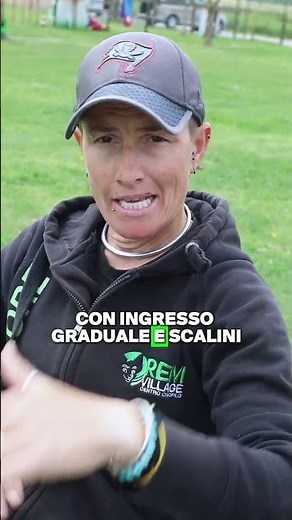 Tu vai in vacanza… e il tuo cane si fa la sua, tra relax e piscina! 🌊 🏖️