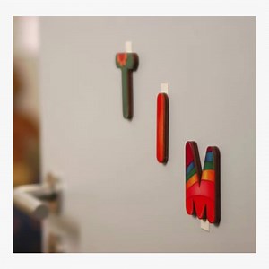 1K views | As tiras adesivas tesa® Powerstrips Small, de dupla face, são perfeitas para fixar e remover objetos planos até 1kg na maioria das superfícies!  Segue o link, e surpreende-te!  ➡️ https://www.tesa.com/pt-pt/consumidor/tesa-powerstrips-tiras-pequenas.html | tesa | Facebook