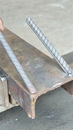 Two patterned iron bars are welded together at each corner and end, heated with embers #ironwelding