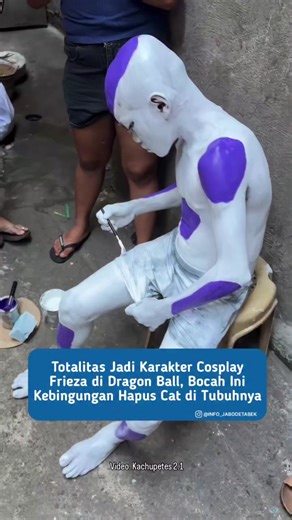 Sebuah video viral di media sosial memperlihatkan aksi totalitas seorang bocah yang berujung kocak sekaligus mengundang simpati. Ia tampil cosplay sebagai Frieza, karakter ikonik dari Dragon Ball, dengan mengecat seluruh tubuhnya menggunakan warna putih dan ungu agar menyerupai sosok alien tersebut secara maksimal. Dalam video yang beredar, bocah itu terlihat mengenakan kostum lengkap dengan detail kepala khas Frieza. Namun, masalah muncul setelah sesi cosplay selesai. Cat yang sudah mengering d