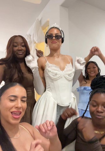 Bachelorette Party Outfits: Trends for 2025