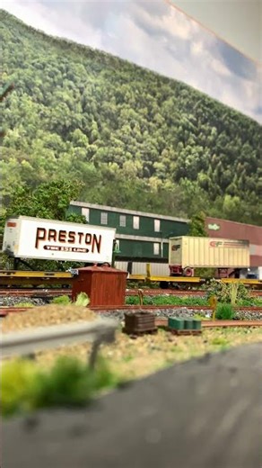 Bowser Canadian National CN HO Scale SD40-2W's pull a TV Train #shorts #train #hoscale #railroad