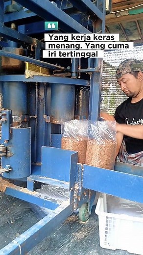 Produksi baglog jamur tiram menggunakan mesin filling press #jamurtiram #Mushroom | Ikhwan Apriliyanto