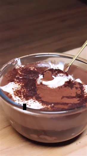 ✅Recipe: 1. Ingredients for one serving: Base: - 60g flour - 30g maple syrup (I used the zero calorie maple syrup from @myprotein ) - 30g cocoa powder - 1 tsp baking powder - 30g (🌱) butter - 150ml hot water Toppings: - 100g chocolate protein pudding - 100g skyr / low fat yogurt - 1 tsp cocoa powder 2. Preparation: - Combine all the ingredients for the base. - Stir until smooth. - Bake in the microwave at 400W for 5 minutes. - Let the base cool down for about 10 minutes. - Spread the chocolate 