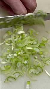 長ネギを半月切りにする【ささみのネギ味噌焼き】