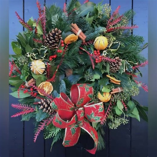 Oh my, time flies ! Christmas seems to come round faster every year don't you think ? Looking for the perfect christmas wreath?🎄Have a look through our slideshow for a little festive inspiration✨️- we've gathered some of our favourites to help you get into the christmas spirit❤️🎅 | Wreaths by Cliza