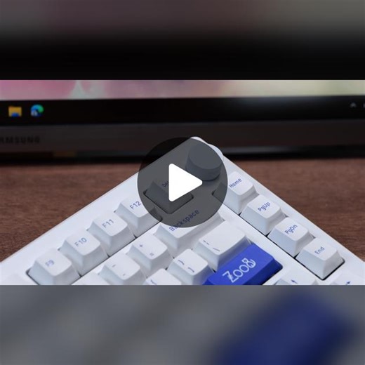 Featuring its blue-on-white color scheme, Akko MOD007 PC adds a sleek and tidy look to any desk setup, isn't it? #akko #akkoswitches #akkokeyboard #mod007 #mod007pc #keyboard #keyboardasmr #customkeyboard #custombuild #mechanicalkeyboard #akkokeycaps #gamingsetup #pcsetup