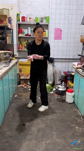 1.2M views · 10K reactions | come see my mom s kitchen, she haven t cleaned the cabinets for half a year 勞 | Merry Sweet Home | Facebook