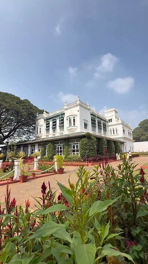 Malgudi Coffee Shop📍 81, Hunsur Rd, near University of Mysore Campus, University Of Mysore Campus, Mysuru, Mysuru, Mysuru, Karnataka 570017 It’s located inside 100yr old chitaranjan palace Follow @vee_eats for more content #mysore #filtercoffeelove #palace #coffee #cake #hangout #friendshangout #brownis | VeeEats