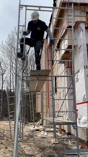 Carl Charron on Instagram: "Installation d’échafaudage pour une colonne de pierre #MaçonnerieQuébec #BricklayerLife #EntrepreneurLicenciéRBQ #TravauxDeMaçonnerie #MasonryContractor #ConstructionMontréal #BriqueEtPierre #ScaffoldingLife #FierDêtreMaçon #ChantierQuébec #Stonework #ContracteurRBQ #InstallationÉchafaudage #MasonryArt #MaçonMontréal #CanadianConstruction #PierreNaturelle #BuilderLife #TravailleurAutonome #BâtirLeQuébec"