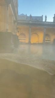 Hands up if you wish you were here right now?! Join us this weekend for a last-minute escape into the past. Discover the ancient spa where the Romans relaxed, worked, and played – and warm up beside the waters of Britain’s only natural thermal spring. Tickets are still available for most slots over the weekend, we can’t wait to see you. https://ow.ly/aHT350QuPwV | The Roman Baths