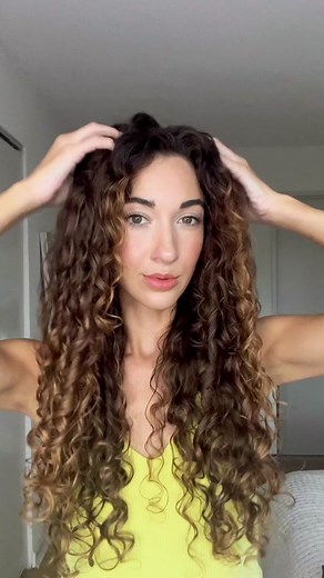 frizz? We don’t know her 💁🏻‍♀️ defined curls using @Prose custom curl cream & styling gel #denmanbrush #prosehair #prosepartner #curloutsidethelines