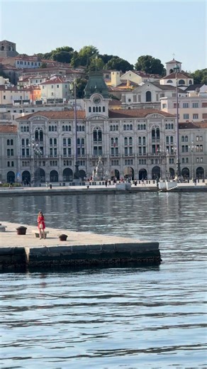 It feels like spring is in the air this Monday in Friuli Venezia Giulia’s capital, a grand way to kick off this last week of February. Where are you reading us from today? #intrieste | InTrieste