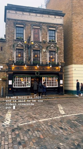 Want to have a drink in one of the oldest pubs in London?! Head down to Wapping, and you’ll find Prospect of Whitby. It was Built in 1520 and said to be the oldest riverside pub in London. It was known as a watering hole for pirates and smugglers due to the alleyway right next to it and it’s easy access stairs down to execution dock on the Thames. #prospectofwhitby #pubsinlondon #londonxlondon #londonhiddengems #londonhistory | London x London