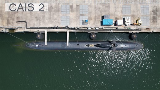 Le Brésil et la France dévoilent dans une vidéo saisissante des détails inédits des coulisses du programme PROSUB, mettant en lumière 17 années de coopération, la livraison de sous-marins stratégiques et une avancée historique pour la souveraineté navale brésilienne.