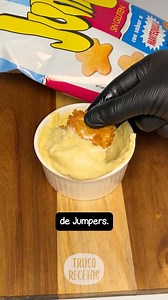 Cómo hacer salsa de Jumpers 📝 Ingredientes: - Mantequilla (40 gr) - Jumpers (70 gr) - Nata para cocinar (200 ml) - Pimienta (1/3 cdta) 🎥 Paso a paso: - Derrite 40 gr de mantequilla a fuego medio, cuando esté completamente líquida, añade 70 gr de Jumpers y 200 ml de nata para cocinar. - Remueve bien para integrar todos los ingredientes, añade 1/3 de cdta de pimienta y sigue mezclando hasta que consigas esta textura. - Si quieres, puedes colar la salsa para eliminar cualquier grumo y que quede p
