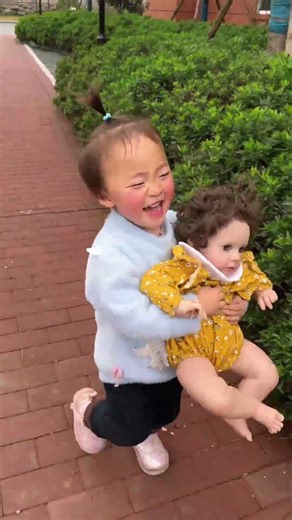 الطفل الصغير أعاد دمية القماش إلى الأخت الكبيرة!