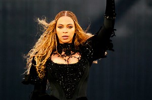 Watch Beyonce arrange on-stage wedding proposal for her dancers